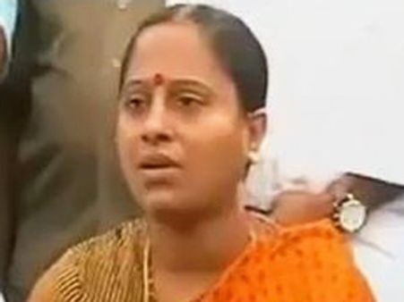 వైయస్‌ను కోర్టుకెందుకు లాగలేదు: కొండా సురేఖ