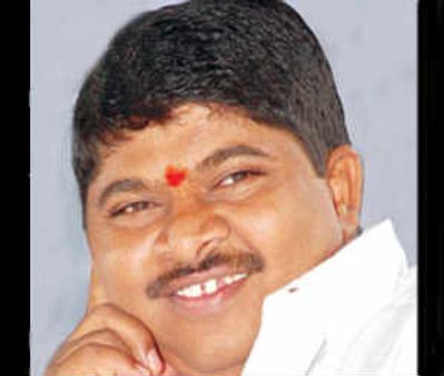 దోచుకుని జగన్ నోట్లు తింటున్నాడు: పొన్నం