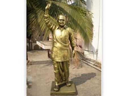 వైయస్సార్ విగ్రహంపై తెలంగాణవాదుల దాడి