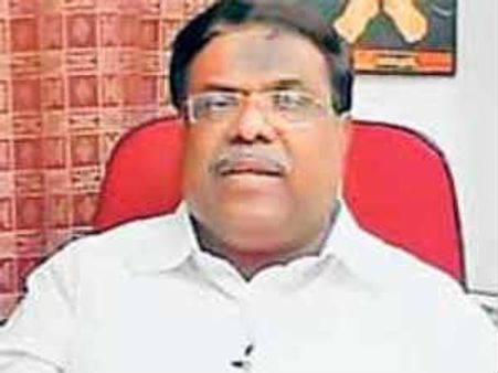 జై తెలంగాణ అనాలంటూ ఎంపీ వెంట పడిన హిజ్రాలు
