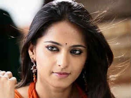 అనుష్క, త్రిష....: బెండతోటలో హీరోయిన్లు!