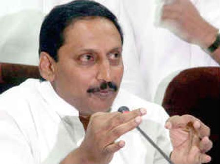 సిఎం కిరణ్ ఎవరి సలహాలు వినరు?