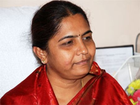 సునీతా లక్ష్మారెడ్డి కారుకు గాలి తీసిన తెలంగాణవాదులు