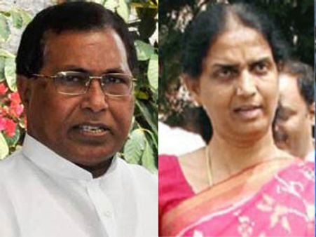 సబితా ఇంద్రారెడ్డి, జానారెడ్డి ఇళ్ల వద్ద ఉద్రిక్తం, అరెస్టు