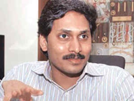 బాధలు వింటూ పొలంలోనే కూర్చుండిపోయిన జగన్