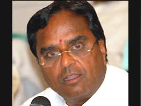 రాజీనామా చేయాలంటూ పొన్నాల ఇంటి ముట్టడి, ఉద్రిక్తం