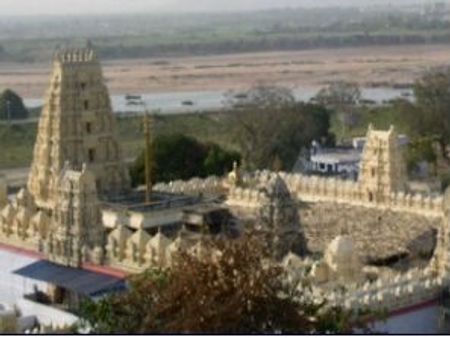 హెచ్చార్సీకి భద్రాచలం గొడవ, ఈవోపై ఫిర్యాదు