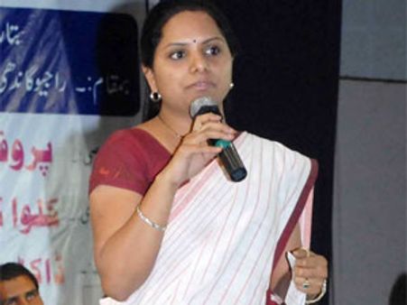 పాల డబ్బులతో చంద్రబాబు పార్టీ: కెసిఆర్ కూతురు