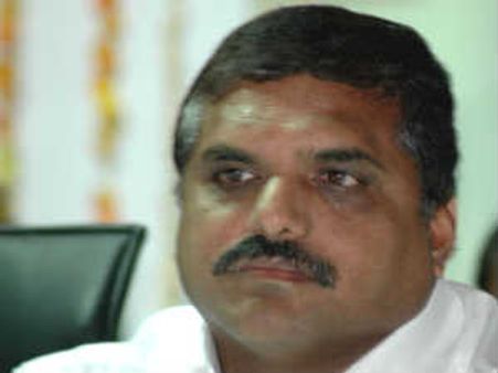 ఎమ్మెల్యేల రాజీనామాలు: ఫలించని బొత్స బుజ్జగింపులు