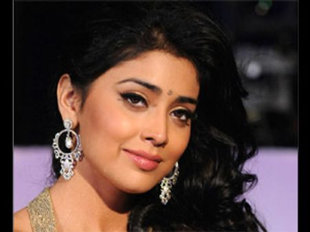 షూటింగులో హీరోయిన్ శ్రియకు తెలంగాణ సెగ