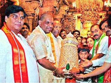 శ్రీవారికి సమర్పించిన వజ్ర కిరీటంపై గాలి పేరు