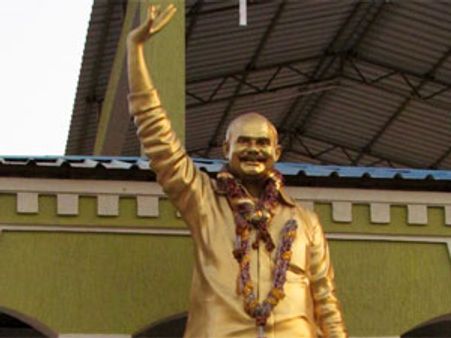 తెలంగాణ ద్రోహి అంటూ వైయస్ఆర్ విగ్రహం ధ్వంసం