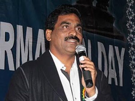 చూపిస్తే కెసిఆర్‌కు ఆస్తులు రాసిస్తా: లగడపాటి సవాల్