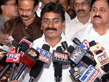 బాబు ఆస్తులను లెక్కించడం సాధ్యం కాదు: శైలజానాథ్