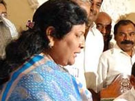 కాంగ్రెసు ఎమ్మెల్యేనే: జగన్ వర్గం భారతి మాట మారింది!