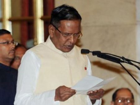 కేంద్ర మంత్రిపై, కుమారుడిపై హత్యాయత్నం కేసు