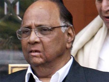 శరద్ పవార్ చెంపపై కొట్టిన యువకుడు, అరెస్టు