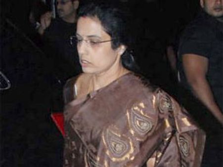 విజయమ్మ పిల్‌పై హైకోర్టుకు బాబు భార్య, కుమారుడు