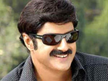 బాలకృష్ణకు కోర్టు సమన్లు జారీ, రోడ్డు షోపై కేసు