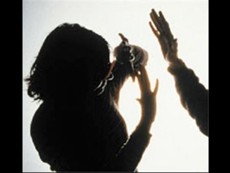 మాజీ అధికారి లైంగిక వేధింపులు: కోడలి ఫిర్యాదు