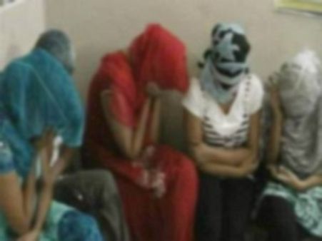 సెక్స్ రాకెట్ నడుపుతున్న సినీ నటి ఆరెస్టు