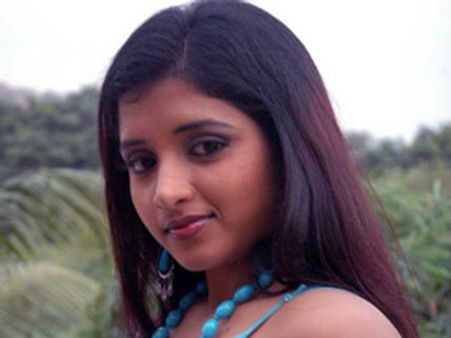 వర్ధమాన నటిని కత్తితో పొడిచిన మాజీ ప్రేమికుడు