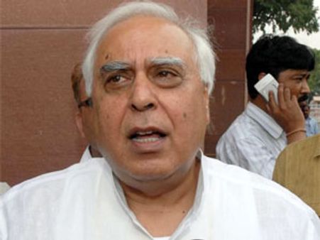 2జి స్కామ్‌లో చిదంబరాన్ని వెనకేసుకొస్తున్న ప్రభుత్వం