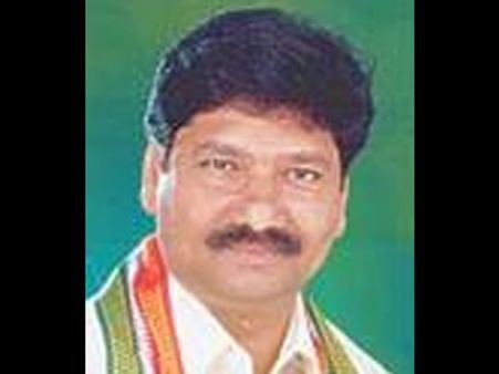 చిరును అంటే ఊరుకోం: జగన్ వర్గంపై జోగి రమేష్ ఫైర్