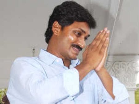 యుపిఏ చైర్ పర్సన్ సోనియాకు వైయస్ భిక్ష: జగన్