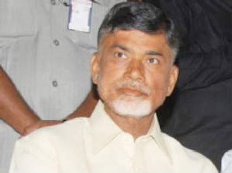 చంద్రబాబుపై గుడ్లు, టమాటాలు: టిఆర్ఎస్ వర్సెస్ టిడిపి
