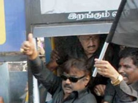 ముళ్లపెరియార్ డ్యాం: డిఎండికె చీఫ్ విజయకాంత్ అరెస్టు