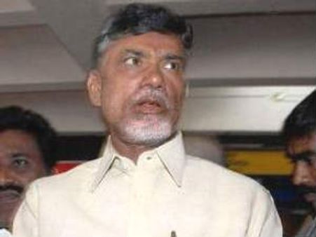 బాబు ప్రసంగిస్తుండగా వేదికపైకి చెప్పులు, రాళ్లు