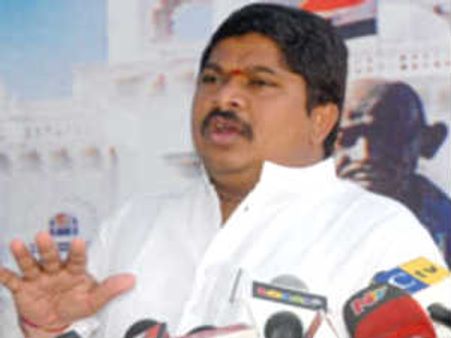 ఆజాద్‌పై టి-కాంగ్ ఎంపీలు గుర్రు, బాబు యాత్రపై ఫైర్