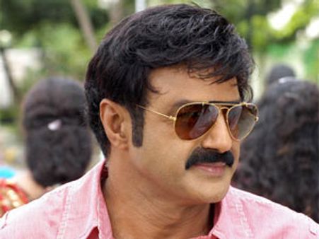 చిరంజీవిపై బాలయ్య ఫ్యాన్స్ గరం, దిష్టిబొమ్మ దగ్ధం