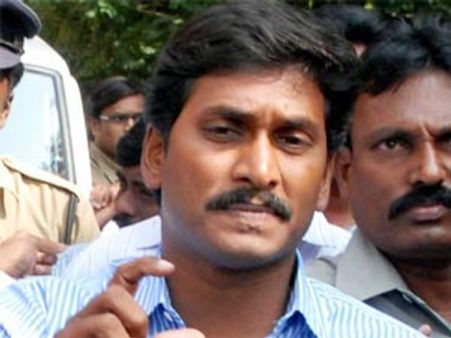 జగన్ ఓదార్పులో అపశ్రుతి, తొక్కిసలాటలో ఒకరి మృతి!