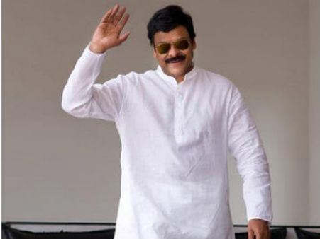 చంద్రబాబుపైనా ఫైర్, బాలయ్యను తీసేసిన చిరంజీవి