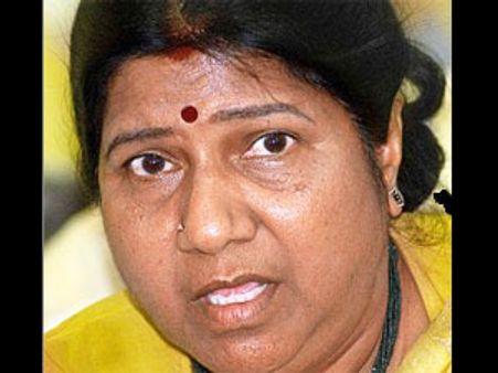 బాలయ్యనంటే నాలుక కోస్తా: లక్ష్మీపార్వతిపై నన్నపనేని