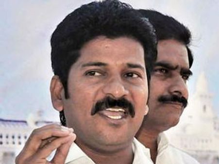 చిరంజీవిని తెలంగాణ ప్రజలు గాడిదనెక్కిస్తారు: రేవంత్