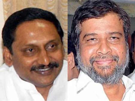 చేతులు కలిపిన సిఎం కిరణ్, డిప్యూటీ సిఎం దామోదర