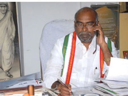 విగ్రహాలకు మంత్రి ట్విస్టు, పాక్షనిస్టులకూ అంటూ వ్యాఖ్య