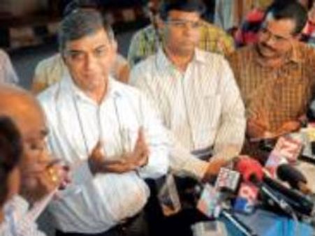 పంకజ్ ద్వివేది వ్యాఖ్యలపై గుర్రుమంటున్న ఐఎఎస్‌లు