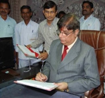 ఐఎఎస్‌లకు సిఎస్ పంకజ్ షాక్: భయమెందుకని ప్రశ్న