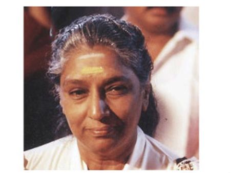 బాత్‌రూంలో జారిన సినీ గాయని జానకి, తలకి గాయం