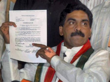 వైయస్ జగన్ సాక్షికి లీగల్ నోటీసు ఇస్తా: లగడపాటి