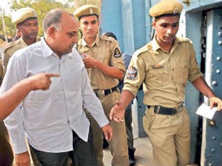 ఎమ్మార్ కేసులో నా పేరు కొట్టేయండి: విజయ రాఘవన్