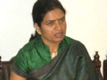 మంత్రి డికె అరుణ దౌత్యం: వెనక్కి తగ్గిన విజయలక్ష్మి