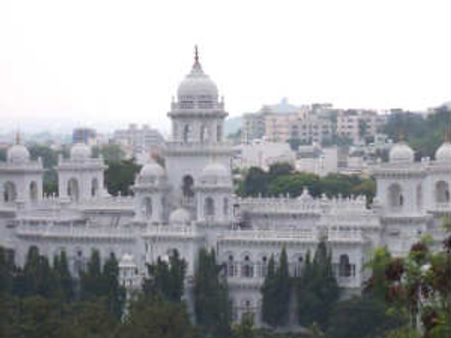 అసెంబ్లీ ఆవరణలో ఎమ్మెల్యే చిన్నం, పోలీస్ వాహనం ఢీ