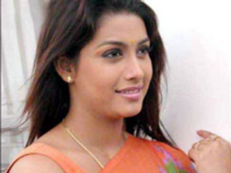 గాలి పార్టీలోకి రక్షిత: స్టార్లపై కన్నేసిన కన్నడ నేతలు