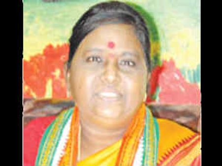 మేం స్కూల్ పిల్లలమా: విప్‌ల ఫోన్లపై కుతూహలమ్మ