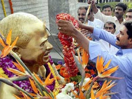 వైయస్ఆర్ విగ్రహానికి నిప్పు, జగన్ పార్టీ ఆందోళన